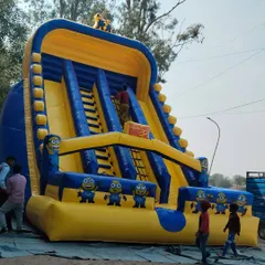 Dekhiye, this is our giant Minions-themed inflatable slide. It has two sliding lanes and two climbing ladders in the middle. Kids love the bright yellow and blue colors and seeing their favorite characters.
