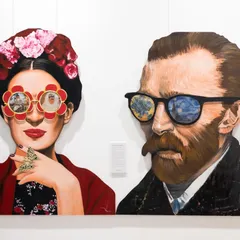 We love art that engages and surprises. These lenticular portraits of Frida Kahlo and Vincent van Gogh by artist Vijay Shinde are a perfect example, transforming as you move to reveal hidden masterpieces within their sunglasses. It’s a contemporary reinterpretation of classic icons.