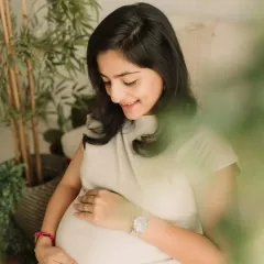 Another beautiful portrait of the mom-to-be. The focus is on fresh, dewy skin and a happy, relaxed vibe.