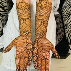 For clients who love floral patterns, I create designs like this one. It is filled with blooming flowers and delicate vines from the palms to the elbows, offering a soft and romantic look.