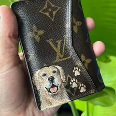 Holding the finished Golden Retriever portrait on the LV card holder. It's such a joy to deliver these special pieces.