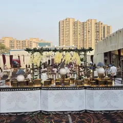 We create spectacular settings for large-scale weddings and events. This outdoor buffet setup against the city skyline shows our capability to handle grand celebrations with elegance and style, ensuring a memorable experience for all your guests.