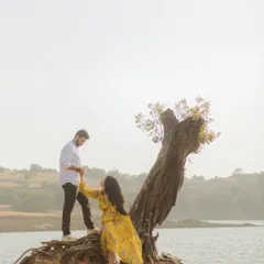 An adventurous and romantic shot by the lakeside, with the couple framed by a uniquely shaped tree. We love finding creative compositions in nature.