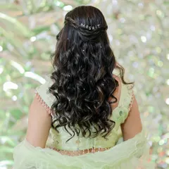 A cute and personalized touch for this Haldi hairstyle, with a custom clip featuring the groom's name. It's all about the little details.