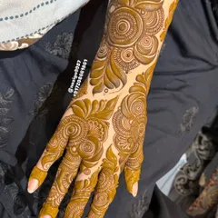 The same Gulf-style design, showing how it elegantly covers the back of the hand and wrist. This is a very popular choice for party guests.