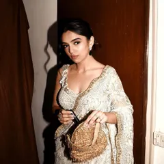 For the grand premiere of Heeramandi, I styled Ahsaas Channa in this breathtaking ivory and gold embroidered saree. The look was completed with a sparkling potli bag, embodying timeless elegance for a star studded event.
