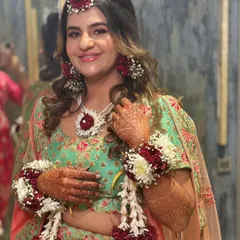 Blooming in colors! This floral Haldi look is a perfect blend of vibrance and elegance, with fresh makeup to match.