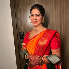 Our beautiful Marathi bride draped in a traditional Brahmini-style Nauvari saree. The makeup is soft and fresh, complementing her heirloom jewelry and celebrating her heritage with grace.