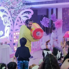 The grand finale of the science show! The entertainer creates a huge cloud of smoke, delighting and amazing the young audience.