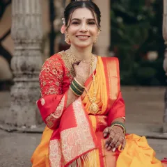 A happy and confident bride. Madhavi's smile shows how comfortable and beautiful she felt in her complete Maharashtrian bridal attire.