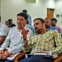 An attendee at our Gurgaon seminar engages in a lively discussion. We fielded questions about the CAQM's air pollution regulations and explained how our Dual Fuel kits help meet compliance standards while also saving money.