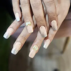 This elegant set features a nude-to-silver glitter ombre on long, square nails. The look is completed with charming 3D bow embellishments made of tiny pearls.