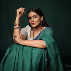 Another portrait of Sonali Kulkarni in the elegant green Anavila saree. The focus here is on her expressive posture and the beautiful drape of the fabric. This shot highlights how the right styling can empower an artist to connect with the camera so effortlessly.