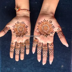 A perfect example of minimalist beauty. This simple yet elegant Mandala design is centered on the palm with matching patterns on the fingertips.