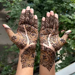 Another view of the elegant leaf-based design, showing how it looks with the hands open.