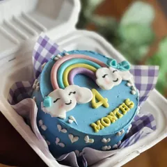 From monthly milestones to inside jokes, our bento cakes say it all. These small treats are perfect for any occasion, featuring designs like cute rainbows, hot air balloons, and even a Lightning McQueen quote.