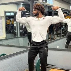 Just have to post something. A quick double biceps pose in front of the mirror to check the gains.