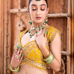 A closer look at the Mehendi jewellery set. The combination of uncut stones and green beads is a classic choice that looks fresh and festive. Notice the matching haath phool and bangles.