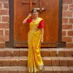 A full traditional look for a week of festivities. I feel my best when I am wearing my own creations from head to toe, from the saree and blouse to the jewellery.