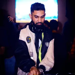Let your heart beat for music. This is a throwback to a Halloween set, where even with the costume and theme, the focus is always on delivering the perfect mix.