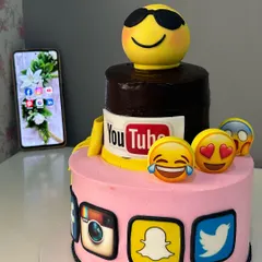 The final setup of the corporate anniversary cake, ready to be the centerpiece of the celebration. I work with you to ensure the cake fits your event's theme perfectly.