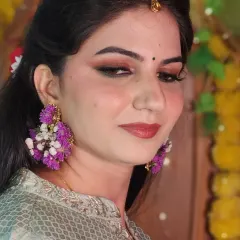 Radiant, clean, soft, and minimal but still fun was the vibe for this Haldi look. The focus is on glowing skin and eyes that pop, perfect for a daytime event.