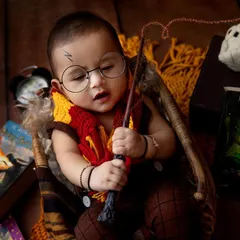 Casting a little spell with his wand! I pay attention to all the little details in my themed shoots, from the classic Harry Potter books and Hedwig the owl to the magical lighting, creating a complete storytelling portrait.