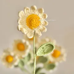 Here is a single crochet daisy stem with its leaf. This simple flower is perfect for adding to a mixed bouquet or for gifting as a small, sweet gesture.