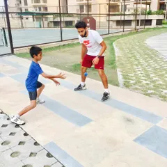 Sharpening reflexes with a reaction ball drill. This exercise forces the player to make quick, explosive movements in unpredictable directions, simulating a real match situation.