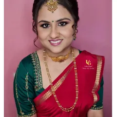 The lovely Varshini, all set for her ring ceremony. This front-facing portrait shows her complete look, with soft pink eyeshadow, defined eyeliner, and a smile that says she’s ready for her big day.