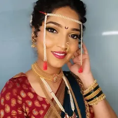 A classic Maharashtrian bridal portrait, complete with the traditional 'mundavalya' (forehead ornament) and half-moon bindi. I teach how to balance these traditional elements with makeup that feels modern and fresh.