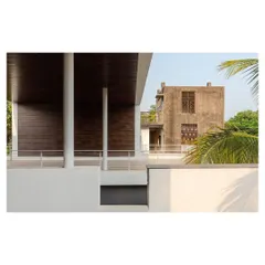 The public spaces of this home are located in the interstices between the private bedroom blocks. This design connects the building to its gardens and terraces on multiple levels.
