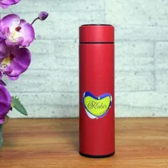 This red thermal flask can be personalized with a name or a custom logo. It's designed to keep your drinks at the right temperature for hours.