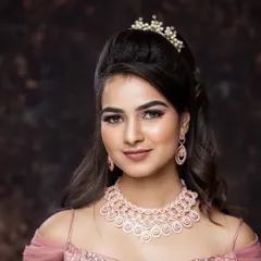 Pretty in pink! This rose-gold AD jewellery set with a matching tiara is perfect for a fairytale engagement or reception look. It’s modern, elegant, and so dreamy.