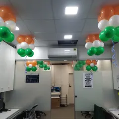 Tricolor balloon clusters arranged neatly across an office ceiling for Independence Day. This is a professional way to bring patriotic spirit into the workplace.
