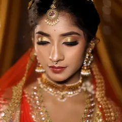 A close-up on golden cut-crease eye makeup. This look is perfect for a traditional bride, creating a luminous effect that photographs beautifully and highlights the eyes.