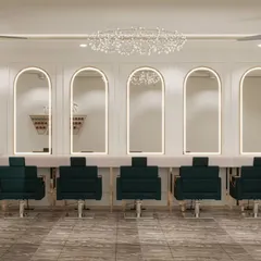 This 3D design shows a clean and uniform look for a large salon. The backlit arched mirrors, crystal chandelier, and continuous styling counter create a sense of spaciousness and high-end luxury.