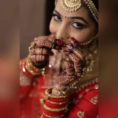 A beautiful shot of our bride Vandana on her wedding day. The happiest brides smile the brightest, and her dark mehendi stain completes the look perfectly.