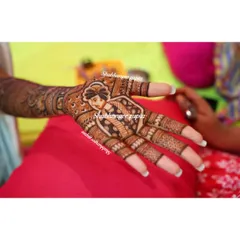 A close up of a groom portrait on the bride's hand. Capturing likenesses in henna is a special skill that makes any bridal design truly one of a kind. I teach the fundamentals of portraiture in my advanced workshops.