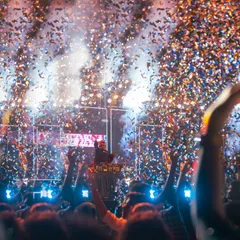Nothing beats a massive confetti drop over thousands of students. This is how we celebrate at a campus festival, making it a night nobody will forget.