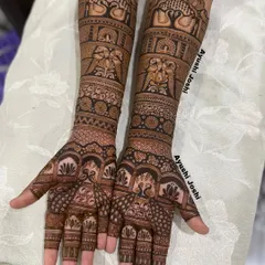 A stunning, full-coverage mehendi perfect for an engagement. It's packed with beautiful motifs like swans, parrots, and peacocks, giving a rich, bridal feel.