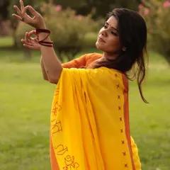 'Shringaar' means adornment or beauty. This portrait, in a beautiful hand-embroidered saree, captures the grace and elegance that is inherent to the Kathak art form.