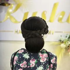 A perfect example of the Advance U Bun, a popular and elegant updo for formal events. In my classes, I break down the technique step by step so you can master this classic bridal hairstyle.