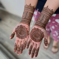 For the bride who loves elegance and symmetry, the mandala is a perfect centrepiece. This design features a detailed mandala on the palm, with complementary patterns on the fingers and a beautiful cuff on the wrist.