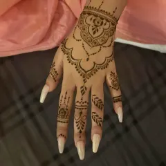 A very popular Gen-Z design. This stylish back-hand mehndi features a hanging jewel-like pattern that is both modern and chic.