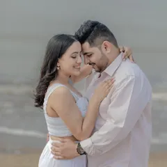 A gentle and affectionate close-up portrait on the beach. I focus on capturing the soft, natural interactions that showcase your love in a simple and beautiful way.