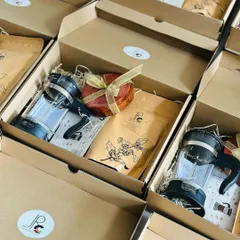A coffee lover's dream kit, featuring a personal French press and a pouch of premium coffee grounds. This thoughtful hamper is perfect for client appreciation or as a welcome gift for new employees.