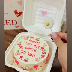 Another look at our popular 'Always late but worth the wait' bento cake, ready to be gifted. We love adding little details like the daisy candle to make your celebration extra special.