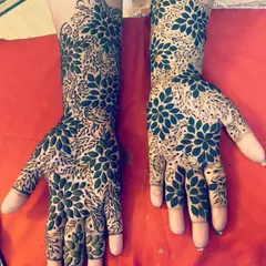 For the bride who loves bold patterns, this is a full-coverage Sudani-inspired design. The focus is on striking leaves and floral shapes that cover the hands and arms completely.