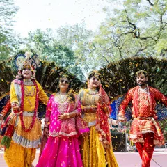 A riot of colors and joy at a traditional Mayra ceremony in Agra. I love weaving cultural richness and vibrant performances into the celebrations, creating moments full of life and energy. 🌈